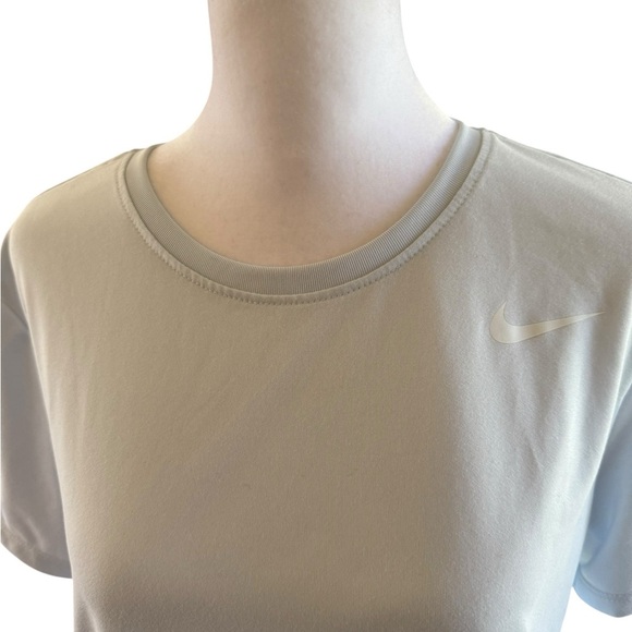 Nike Women's light blue Short Sleeve Tee Size Medium - Picture 2 of 7